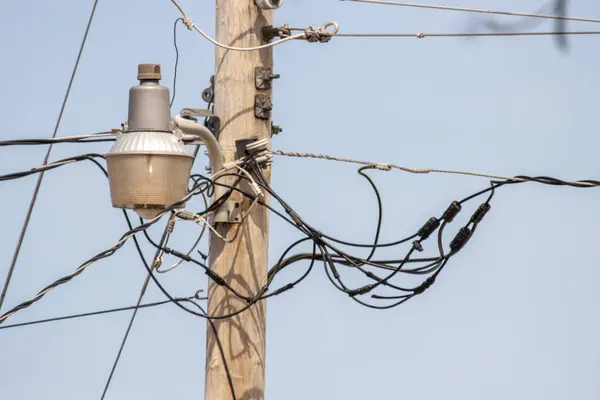 Elektrik kablolarıyla elektrik direği