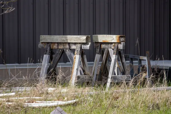 Binanın yanında eski ahşap atlar var.