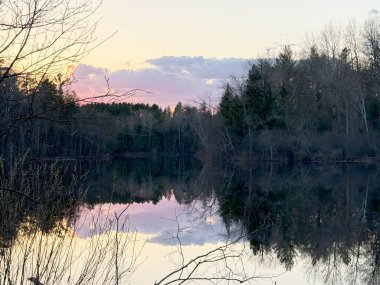 Ayna yüzeyine yansıyan güzel bir göl görüntüsü.