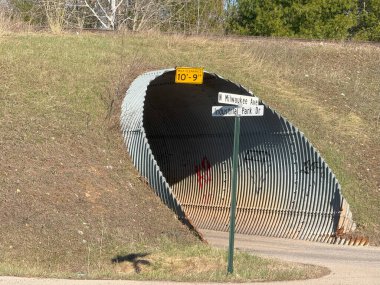 Parktaki yol tabelası