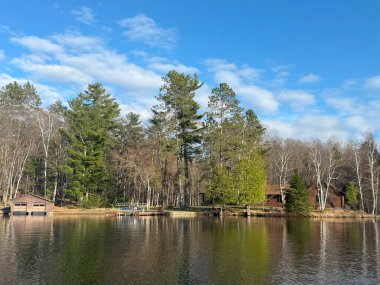 Parkta güzel bir göl manzarası
