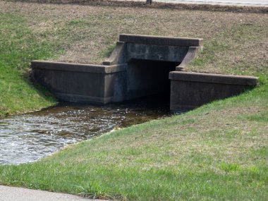 parkta küçük nehir