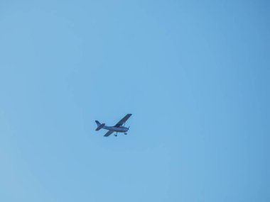 Gökyüzünde bir uçak