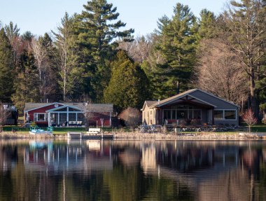 Northwoods 'da bir gölde evler