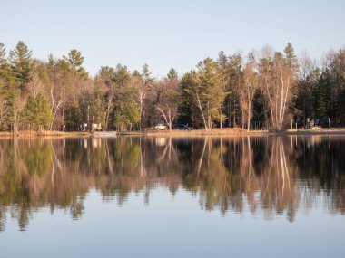 Parkta yansıması olan göl