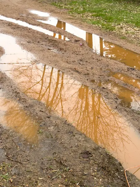 Sağanak yağmurdan sonra kirli yollar