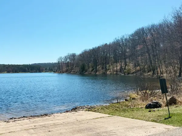 Ağaçlar ve yeşilliklerle çevrili bir göl.