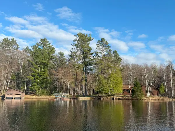 Parkta güzel bir göl manzarası
