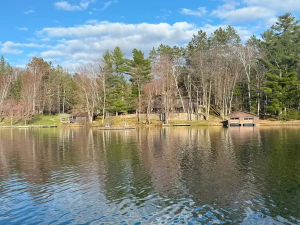 Ormanda yansıması olan güzel bir göl.