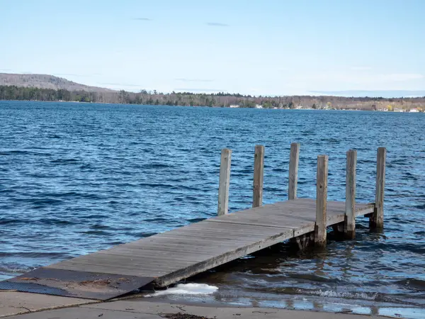 Güneşli bir günde güzel bir göl görüntüsü