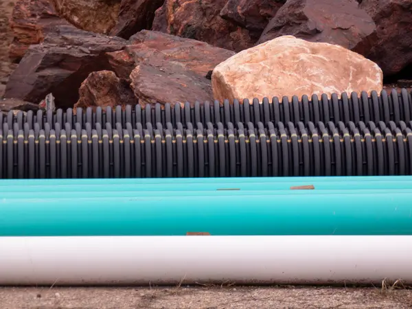 Havuzdaki su boruları.