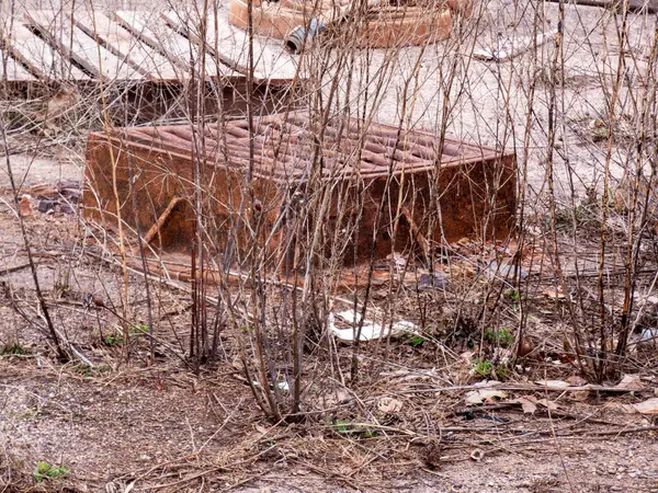 Paslı eski bir metal ızgara.