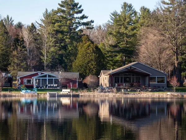 Northwoods 'da bir gölde evler