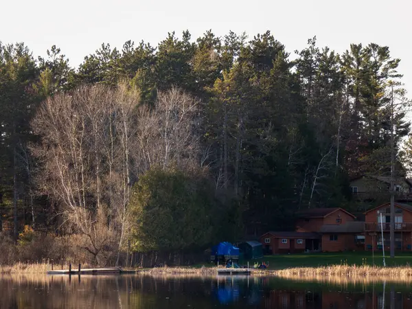 Ormandaki gölde bir ev.