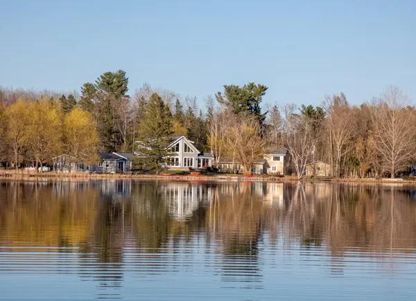 Gölde ahşap bir ev