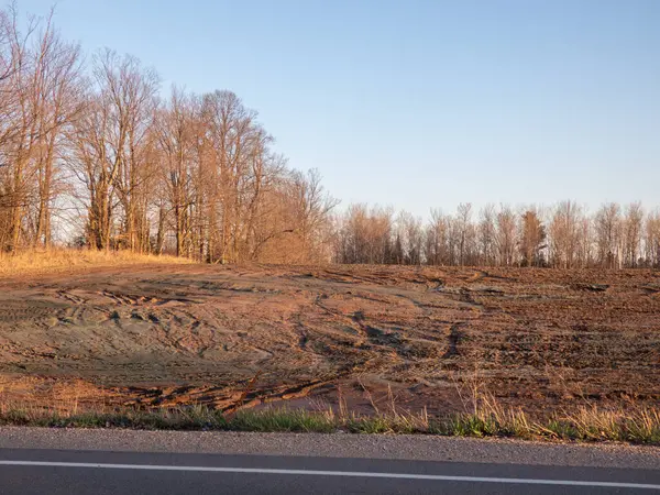 Baharda gün batımında bir toprak tarlası