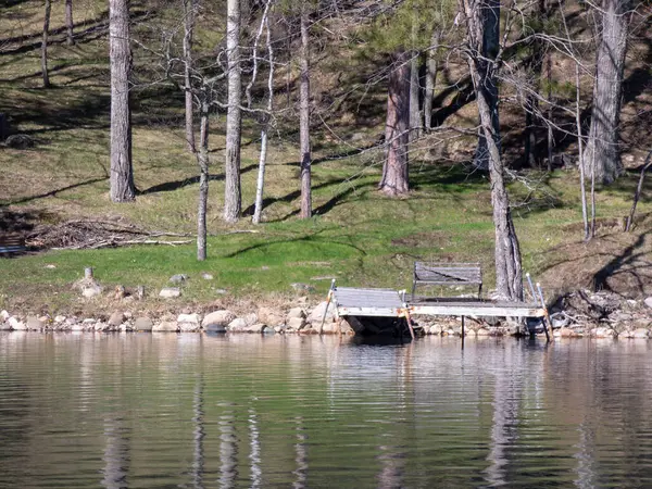 Göl kenarında metal bir rıhtım.