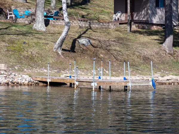 göl ve ahşap iskele