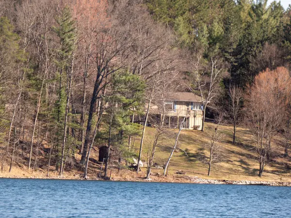 Ormanın ortasında, gölün kenarında bir ev.