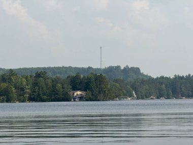 Tekneli göl, yaz günü tekne, göl ve mavi gökyüzü