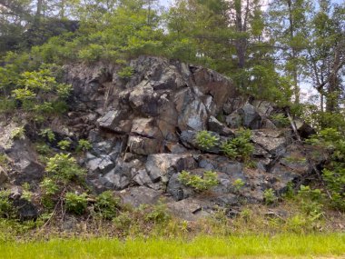Kayanın üzerinde büyük bir taş.