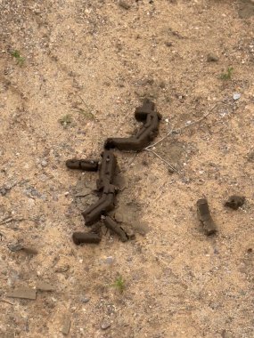 Yerdeki paslı zincir