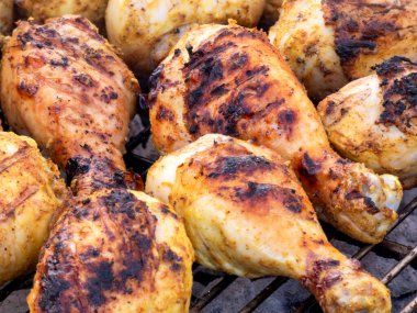 Izgarada tavuk budu, yakın plan.