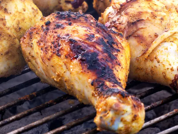 Sokakta ızgara tavuk.