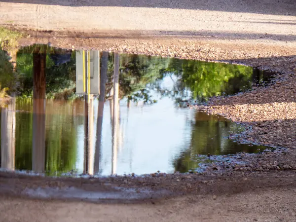 Sudaki gölün yansıması..