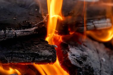 Alevler içinde yanan ateş