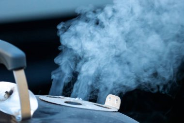 Bir bbq ızgara baca dumanı