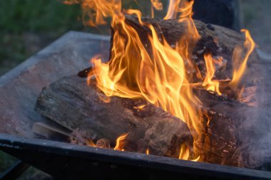 Akşamları yanan ateş ve duman, yakın