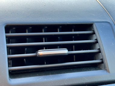 Beyaz saplı ve saplı bir arabanın yakın çekimi.