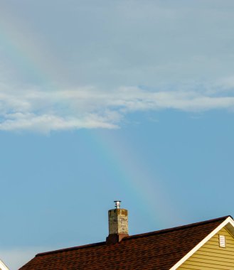 Evin üzerinde gökkuşağı var.