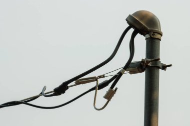 Eski paslı metal çubuk sokakta