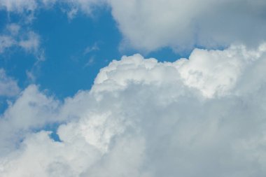 Beyaz bulutlu mavi gökyüzü arkaplanı