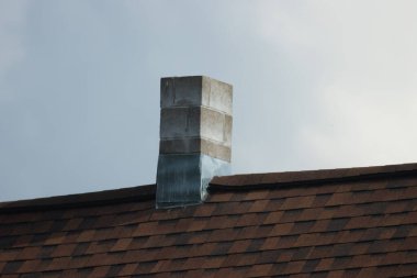 Evin çatısında buz saçakları var.