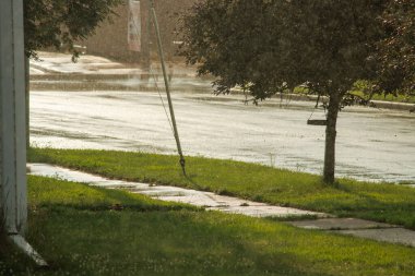 kaldırıma düşen yağmur damlaları