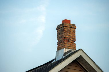 Bir evin çatısındaki baca..