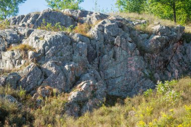 Kayalık tepeler ve ağaçlarla kaplı manzara