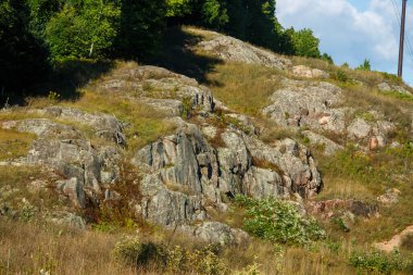 Tepenin kayalık manzarası