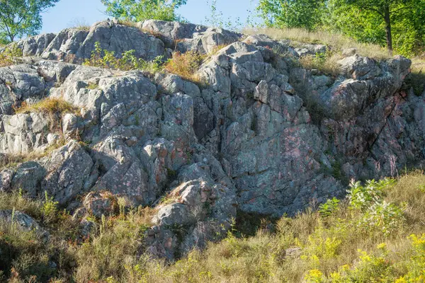 Kayalık tepeler ve ağaçlarla kaplı manzara