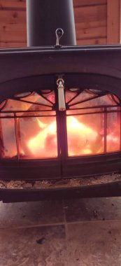 Şöminede parlayan bir ateş