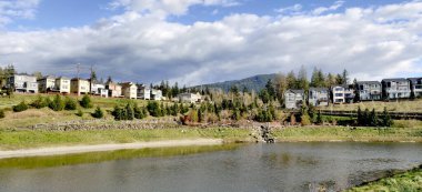 Gölün üzerindeki evlerin güzel manzarası