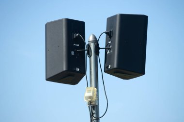 Mavi gökyüzü ile açık hoparlörler