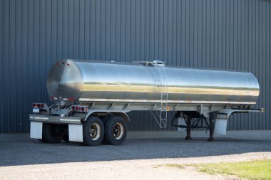 Malları taşımak için karavanı olan büyük bir kamyon..