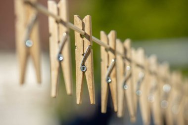 ipe asılmış çamaşır mandalları.