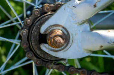 Bisiklet tekerleği yolda, yakın plan..