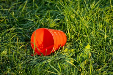 Çimlerin üzerinde bir çocuk bardağı