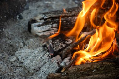 Şöminede yangın var.